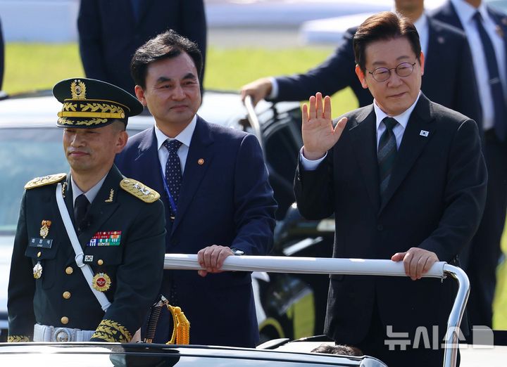 [계룡=뉴시스] 고범준 기자 = 이재명 대통령이 1일 충남 계룡대에서 열린 건군 77주년 국군의 날 기념식에서 열병 차량에 탑승해 사열하고 있다. 2025.10.01. bjko@newsis.com