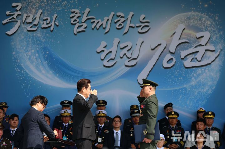 [계룡=뉴시스] 고범준 기자 = 이재명 대통령이 1일 충남 계룡대에서 열린 건군 77주년 국군의 날 기념식에서 박정훈 해병대 수사단장(대령)에게 훈장을 수여한 뒤 경례하고 있다. 2025.10.01. bjko@newsis.com