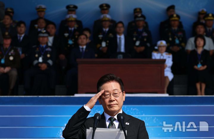 [계룡=뉴시스] 고범준 기자 = 이재명 대통령이 1일 충남 계룡대에서 열린 건군 77주년 국군의 날 기념식에서 경례를 하고 있다. 2025.10.01. bjko@newsis.com