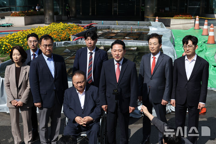 [대전=뉴시스] 김금보 기자 = 장동혁 국민의힘 대표가 1일 오후 대전 유성구 국가정보자원관리원 화재 현장을 살펴본 후 취재진 질문에 답하고 있다. 2025.10.01. kgb@newsis.com