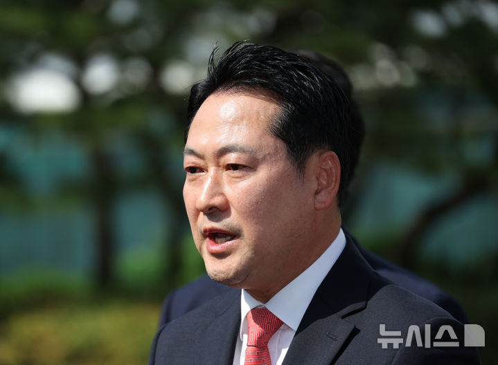 [대전=뉴시스] 김금보 기자 = 장동혁 국민의힘 대표가 1일 오후 대전 유성구 국가정보자원관리원 화재 현장을 살펴본 후 취재진 질문에 답하고 있다. 2025.10.01. kgb@newsis.com