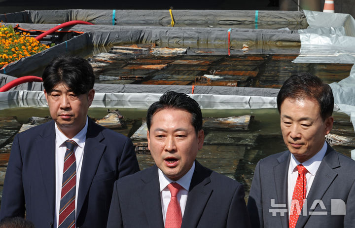 [대전=뉴시스] 김금보 기자 = 장동혁 국민의힘 대표가 1일 오후 대전 유성구 국가정보자원관리원 화재 현장을 살펴본 후 취재진 질문에 답하고 있다. 2025.10.01. kgb@newsis.com