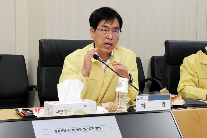 [서울=뉴시스] 김민재 행정안전부 차관이 1일 대전시 유성구 국가정보자원관리원 대전 본원에 마련된 현장상황실을 찾아 근무 중인 작원들의 애로사항을 청취하고 신속 복구를 위한 지원사항을 확인하고 있다. (사진=행정안전부 제공) 2025.10.01. photo@newsis.com *재판매 및 DB 금지