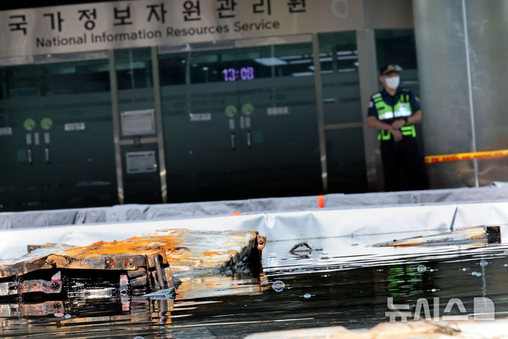 [대전=뉴시스] 김금보 기자 = 지난 1일 오후 대전 유성구 국가정보자원관리원 화재현장에 설치된 외부 냉각 침수조의 리튬이온 배터리에서 화학작용으로 인한 기포가 올라오고 있다. 2025.10.01. kgb@newsis.com