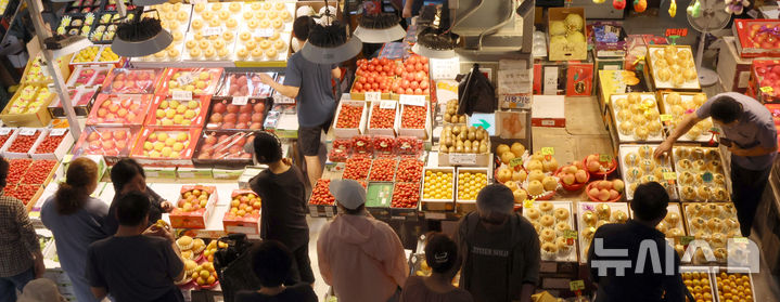 [인천=뉴시스] 전진환 기자 = 추석 명절을 앞둔 지난해 10월 1일 오후 인천 남동구 남촌농산물도매시장을 찾은 시민들이 제수용 및 선물용 과일을 구입하고 있다. 해당 사진은 기사와 직접 관련이 없습니다. 2025.10.01. amin2@newsis.com