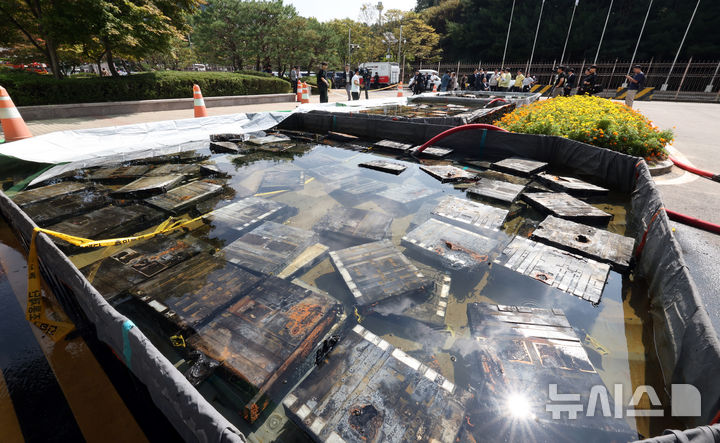 [대전=뉴시스] 김금보 기자 =지난 1일 오후 대전 유성구 국가정보자원관리원 화재현장에 설치된 외부 냉각 침수조의 리튬이온 배터리에서 화학작용으로 인한 기포가 올라오고 있는 모습. 2025.10.01. kgb@newsis.com