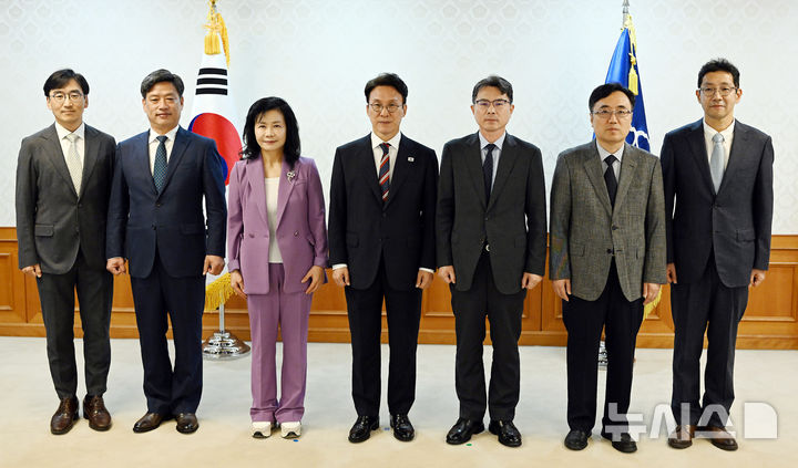 [서울=뉴시스] 김명원 기자 = 김민석 국무총리가 1일 오전 서울 종로구 정부서울청사에서 열린 제1차 국가기간 전력망 확충위 위원 위촉식 후 위원들과 기념촬영을 하고 있다. (공동취재) 2025.10.01. photo@newsis.com