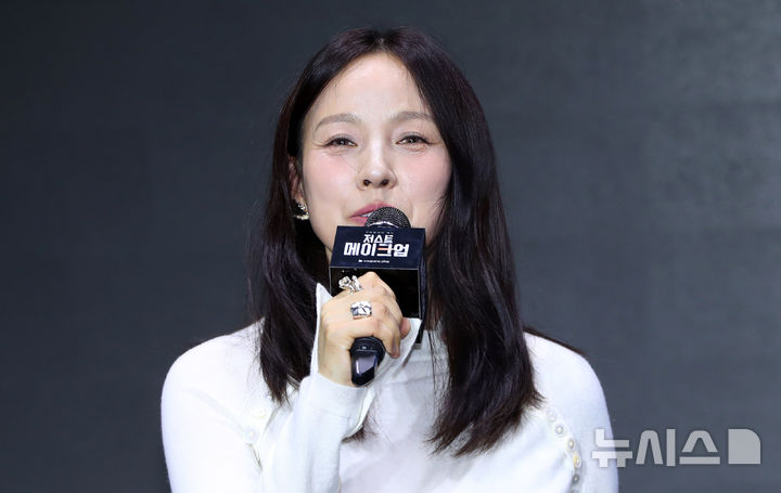 [서울=뉴시스] 김혜진 기자 = 가수 이효리가 1일 오후 서울 광진구 풀만 앰버서더 서울 이스트폴에서 열린 쿠팡플레이 새 예능 프로그램 '저스트 메이크업' 제작발표회에서 인사말을 하고 있다. 2025.10.01. jini@newsis.com