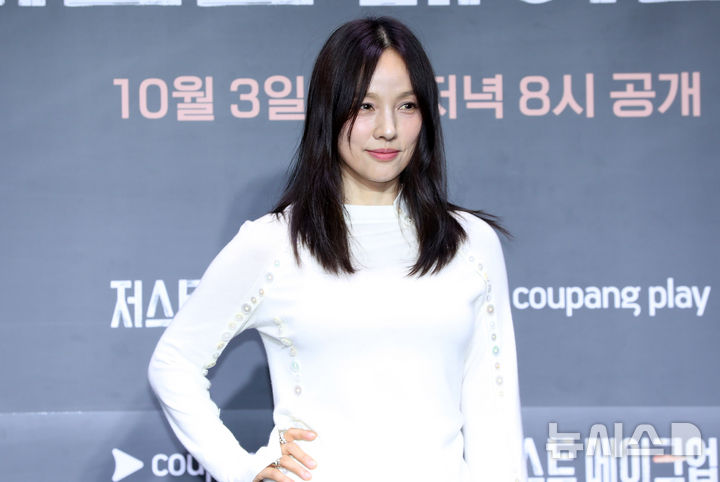 [서울=뉴시스] 김혜진 기자 = 가수 이효리가 1일 오후 서울 광진구 풀만 앰버서더 서울 이스트폴에서 열린 쿠팡플레이 새 예능 프로그램 '저스트 메이크업' 제작발표회에서 포즈를 취하고 있다. 2025.10.01. jini@newsis.com