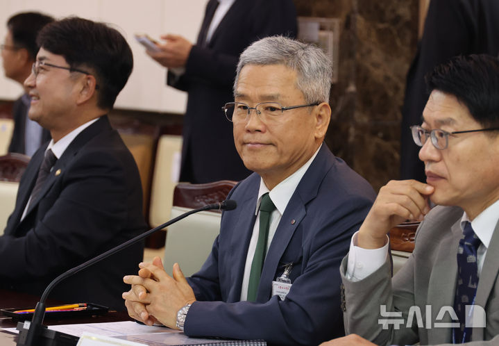 [서울=뉴시스] 김명원 기자 = 김동철 한전 사장이 1일 서울 종로구 정부서울청사에서 열린 제1차 국가기간 전력망 확충위원회에 참석해 자리하고 있다. 2025.10.01. kmx1105@newsis.com
