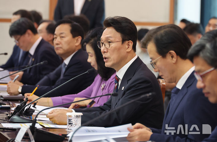 [서울=뉴시스] 김명원 기자 = 김민석 국무총리가 1일 서울 종로구 정부서울청사에서 열린 제1차 국가기간 전력망 확충위원회에 참석해 발언하고 있다. 2025.10.01. kmx1105@newsis.com