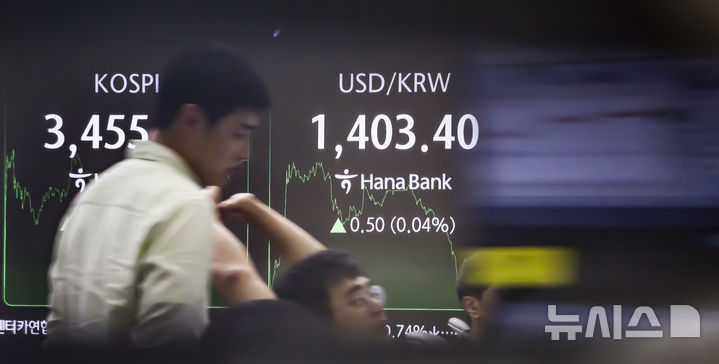 [서울=뉴시스] 김근수 기자 = 외환시장에서 원·달러 환율은 전 거래일 주간거래 종가(1402.9원)보다 0.3원 오른 1403.2원에 주간 거래를 마감한 지난 1일 서울 중구 하나은행 본점 딜링룸에서 직원들이 업무를 보고 있는 모습. 2025.10.01. ks@newsis.com