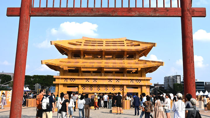 [수원=뉴시스] 김종택 기자 = 제62회 수원화성문화제가 열린 1일 경기 수원시 화성행궁 광장에서 시민들이 종이 박스로 수원화성 팔달문을 제작하고 있다. 종이박스를 자르고 조립하며 제작한 팔달문은 가로와 세로가 각각 18.68m, 13.87m에 높이는 11.73m로 실제 크기의 60% 규모다. 2025.10.01. jtk@newsis.com