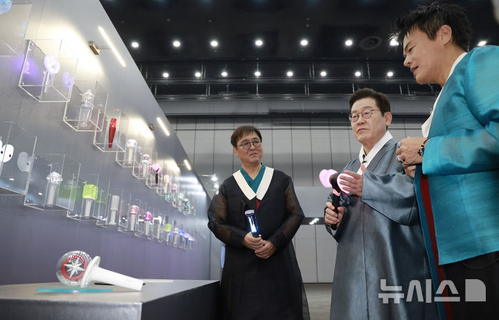 [고양=뉴시스] 최동준 기자 = 이재명 대통령이 1일 경기 고양시 킨텍스에서 열린 대중문화교류위원회 출범식에서 K컬처 체험존 전시물을 관람하고 있다. 왼쪽부터 최휘영 문화체육관광부 장관, 이 대통령, 박진영 대중문화교류위원회 공동위원장. 2025.10.01. photocdj@newsis.com