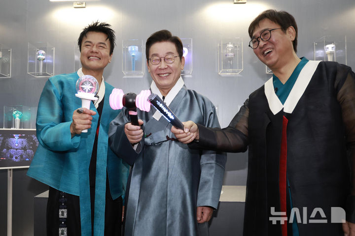 [고양=뉴시스] 최동준 기자 = 이재명 대통령이 1일 경기 고양시 킨텍스에서 열린 대중문화교류위원회 출범식 K컬처 체험존에서 블랙핑크 응원봉 점등을 하고 있다. 왼쪽부터 박진영 대중문화교류위원회 공동위원장, 이 대통령, 최휘영 문화체육관광부 장관. 2025.10.01. photocdj@newsis.com