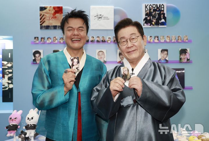 [고양=뉴시스] 최동준 기자 = 이재명 대통령이 1일 경기 고양시 킨텍스에서 열린 대중문화교류위원회 출범식에서 박진영 대중문화교류위원회 공동위원장과 K컬처 체험존에서 K팝 아이돌 포토카드를 들어보이고 있다. 2025.10.01. photocdj@newsis.com