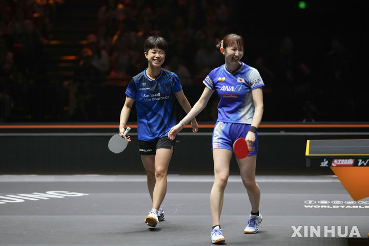 [베이징=신화/뉴시스] 2025 월드테이블테니스(WTT) 중국 스매시 여자복식 준우승을 달성한 주천희(왼쪽)-하야타 히나(일본) 조. 2025.10.01.