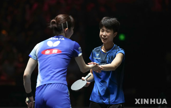 [베이징=신화/뉴시스] 2025 월드테이블테니스(WTT) 중국 스매시 여자복식 준우승을 달성한 주천희(오른쪽)-하야타 히나(일본) 조. 2025.10.01.