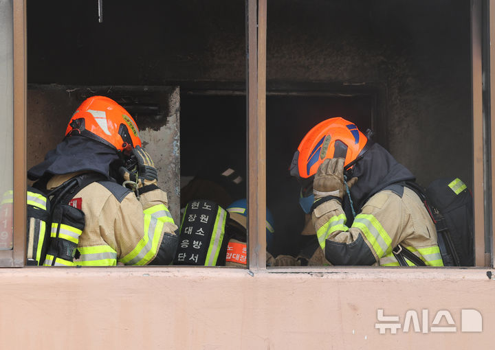 [서울=뉴시스] 배훈식 기자 = 소방재난본부 소방관들이 1일 오후 노원구 상계 마들아파트 재건축 현장에서 실시된 2025 아파트 실물화재 재현실험 진화 작업을 하고 있다. 2025.10.01. dahora83@newsis.com