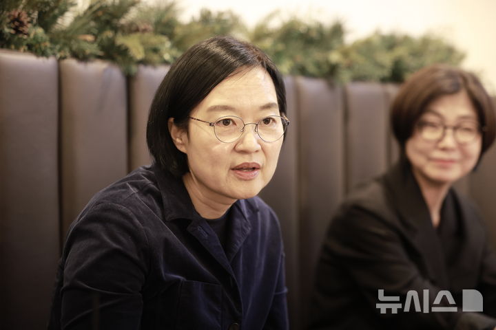 [서울=뉴시스] 정병혁 기자 = 한성숙 중소벤처기업부 장관이 추석맞이 성수품 수급상황 및 물가동향 점검을 위해 지난달 1일 서울 서대문구 영천시장을 찾아 시장 상인들과 차담회를 하고 있다. 2025.11.28. jhope@newsis.com