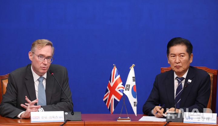 [서울=뉴시스] 조성봉 기자 = 정청래 더불어민주당 대표가 1일 오후 서울 여의도 국회에서 콜린 크룩스 주한영국대사를 접견하고 있다. 2025.10.01. suncho21@newsis.com