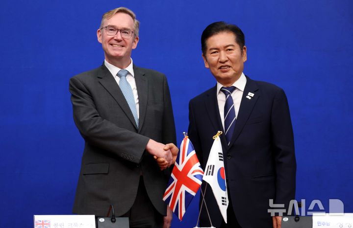 [서울=뉴시스] 조성봉 기자 = 정청래 더불어민주당 대표가 1일 오후 서울 여의도 국회에서 콜린 크룩스 주한영국대사를 접견하며 악수를 하고 있다. 2025.10.01. suncho21@newsis.com