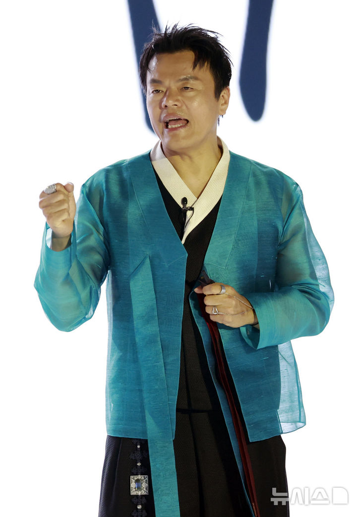 [고양=뉴시스] 최동준 기자 = 박진영 대중문화교류위원회 공동위원장이 1일 경기 고양시 킨텍스에서 열린 대중문화교류위원회 출범식에서 위원회 전략 및 비전 발표를 하고 있다. 2025.10.01. photocdj@newsis.com