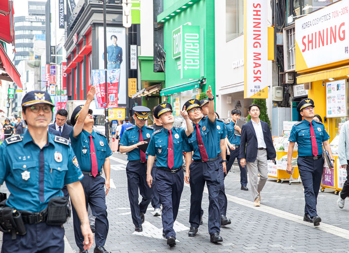 [서울=뉴시스] 홍효식 기자 = 박정보 서울경찰청장이 추석 연휴를 앞둔 1일 서울 중구 명동 관광특구를 찾아 치안상황을 점검하고 있다. (사진=서울경찰청 제공) 2025.10.01. photo@newsis.com *재판매 및 DB 금지