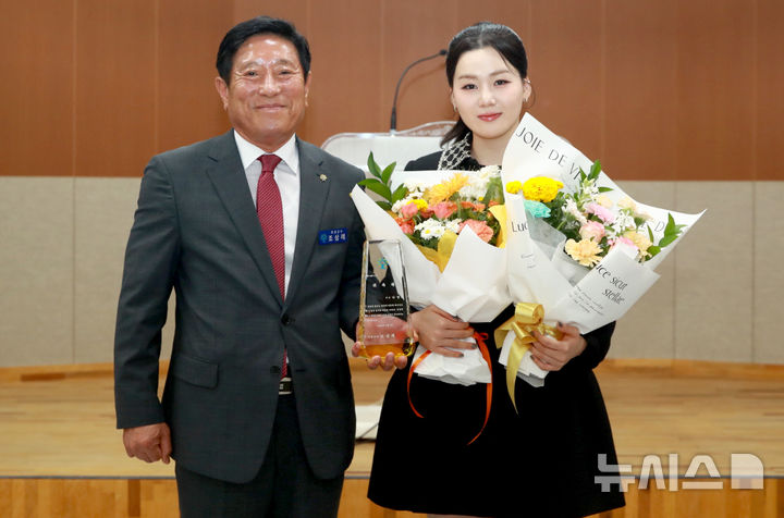 [곡성=뉴시스] 곡성군, 가수 나영 홍보대사 위촉. (사진=곡성군청 제공). photo@newsis.com *재판매 및 DB 금지