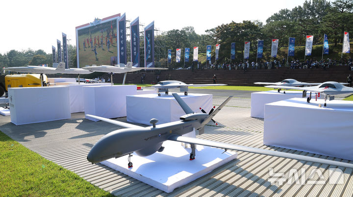 [계룡=뉴시스] 고범준 기자 = 1일 충남 계룡대 대연병장에서 열린 건군 77주년 국군의 날 기념식에 무인기 모형이 전시돼 있다. 2025.10.01. bjko@newsis.com