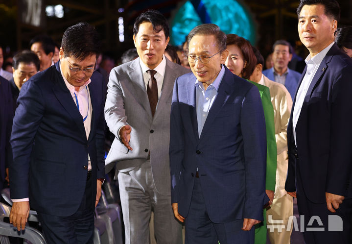 [서울=뉴시스] 박주성 기자 = 1일 오후 서울 청계광장에서 열린 청계천 복원 20주년 행사에서 오세훈 시장과 이명박 전 대통령을 비롯한 내빈들이 참석하고 있다. 2025.10.01. park7691@newsis.com