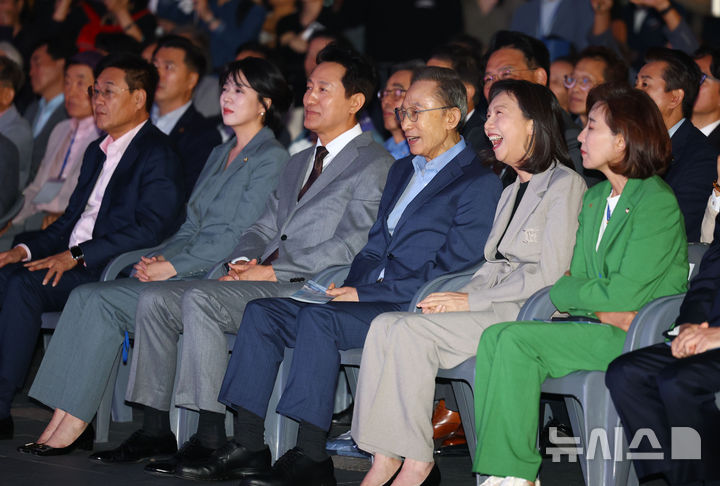 [서울=뉴시스] 박주성 기자 = 1일 오후 서울 청계광장에서 열린 청계천 복원 20주년 행사에서 오세훈 시장과 이명박 전 대통령을 비롯한 내빈들이 참석해 있다. 2025.10.01. park7691@newsis.com