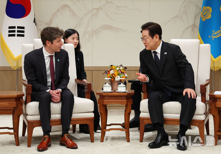 [서울=뉴시스] 고범준 기자 = 이재명 대통령이 1일 서울 용산 대통령실 청사에서 샘 알트만 오픈AI 대표를 접견하고 있다. (대통령실통신사진기자단) 2025.10.01. bjko@newsis.com