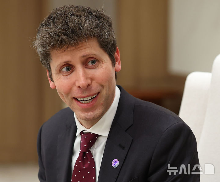 [서울=뉴시스] 고범준 기자 = 샘 알트만 오픈AI 대표가 1일 서울 용산 대통령실 청사를 방문해 이재명 대통령과 대화하고 있다. (대통령실통신사진기자단) 2025.10.01. bjko@newsis.com