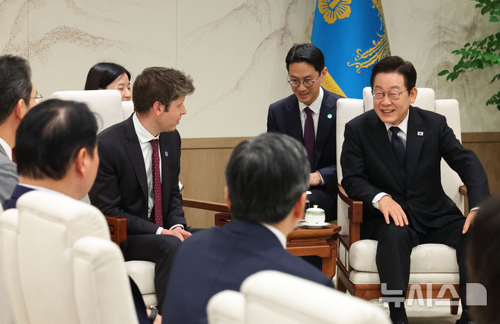 [서울=뉴시스] 고범준 기자 = 이재명 대통령이 1일 서울 용산 대통령실 청사에서 샘 알트만 오픈AI 대표를 접견하고 있다. (대통령실통신사진기자단) 2025.10.01. bjko@newsis.com