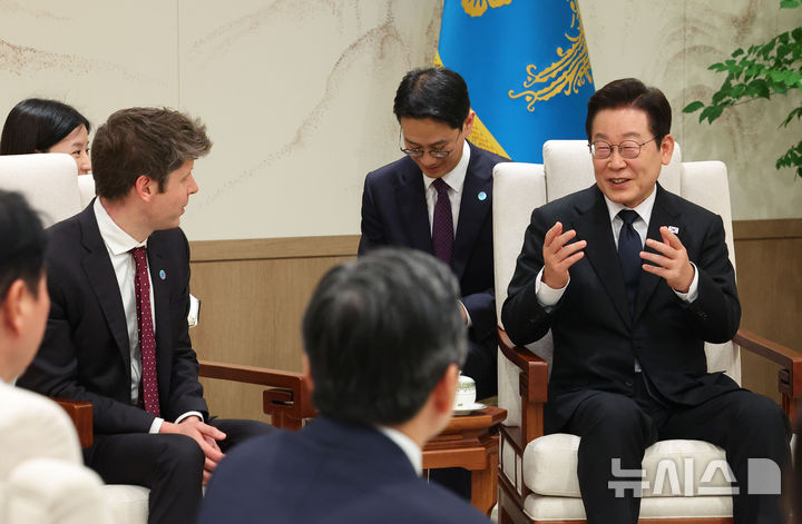 [서울=뉴시스] 고범준 기자 = 이재명 대통령이 1일 서울 용산 대통령실 청사에서 샘 알트만 오픈AI 대표를 접견하고 있다. (대통령실통신사진기자단) 2025.10.01. bjko@newsis.com