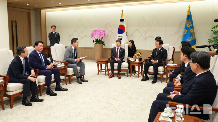 [서울=뉴시스] 고범준 기자 = 이재명 대통령이 1일 서울 용산 대통령실 청사에서 샘 알트만 오픈AI 대표를 접견하고 있다. 왼쪽부터 김용범 정책실장, 최태원 SK 대표이사 회장, 이재용 삼성전자 회장, 샘 알트만 오픈AI 대표, 이 대통령. (대통령실통신사진기자단) 2025.10.01. bjko@newsis.com