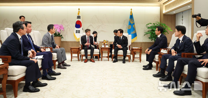 [서울=뉴시스] 고범준 기자 = 이재명 대통령이 1일 서울 용산 대통령실 청사에서 샘 알트만 오픈AI 대표를 접견하고 있다. 왼쪽부터 김용범 정책실장, 최태원 SK 대표이사 회장, 이재용 삼성전자 회장, 샘 알트만 오픈AI 대표, 이 대통령, 배경훈 과학기술정보통신부 장관, 김정관 산업통상부 장관. (대통령실통신사진기자단) 2025.10.01. bjko@newsis.com