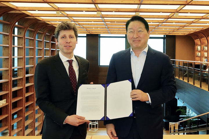 [서울=뉴시스] 최태원 SK그룹 회장과 샘 올트먼 오픈AI 최고경영자(CEO)가 1일 서울 종로구 SK서린빌딩에서 메모리 공급 의향서(LOI)와 서남권 AI DC 협력에 관한 양해각서(MOU)를 체결한 뒤 기념촬영하고 있다. (사진=SK그룹 제공) 2025.10.01. photo@newsis.com *재판매 및 DB 금지