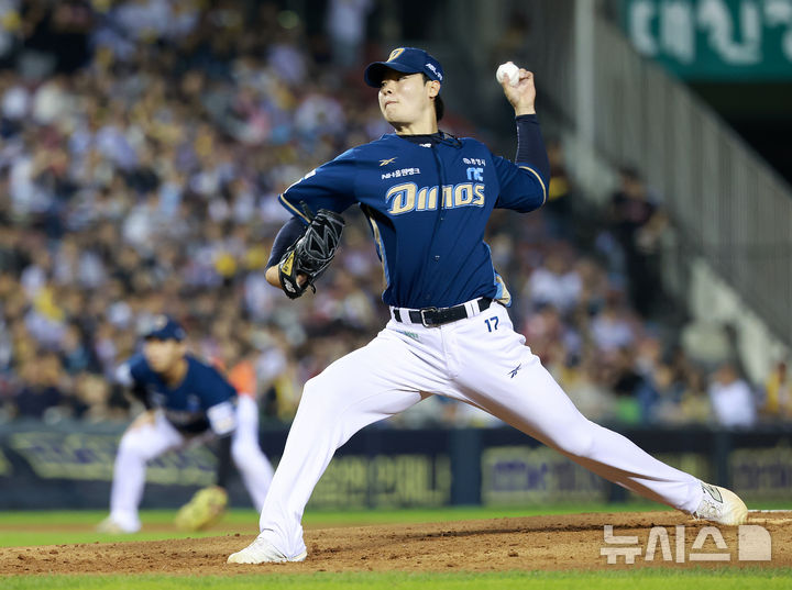 [서울=뉴시스] 이영환 기자 = 1일 오후 서울 송파구 잠실야구장에서 열린 2025 KBO 리그 NC 다이노스와 LG 트윈스의 경기, 2회말 마운드에 오른 NC 김영규가 공을 던지고 있다. 2025.10.01. 20hwan@newsis.com