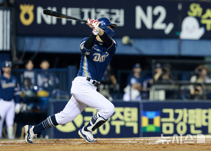 [서울=뉴시스] 이영환 기자 = 1일 오후 서울 송파구 잠실야구장에서 열린 2025 KBO 리그 NC 다이노스와 LG 트윈스의 경기, 3회초 1사 3루에서 NC 최원준이 동점 안타를 날리고 있다. 2025.10.01. 20hwan@newsis.com