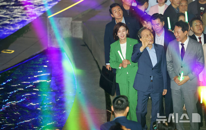 [서울=뉴시스] 박주성 기자 = 1일 오후 서울 청계광장에서 열린 청계천 복원 20주년 행사를 마친 오세훈 시장과 이명박 전 대통령을 비롯한 내빈들이 청계천을 산책하고 있다. 2025.10.01. park7691@newsis.com