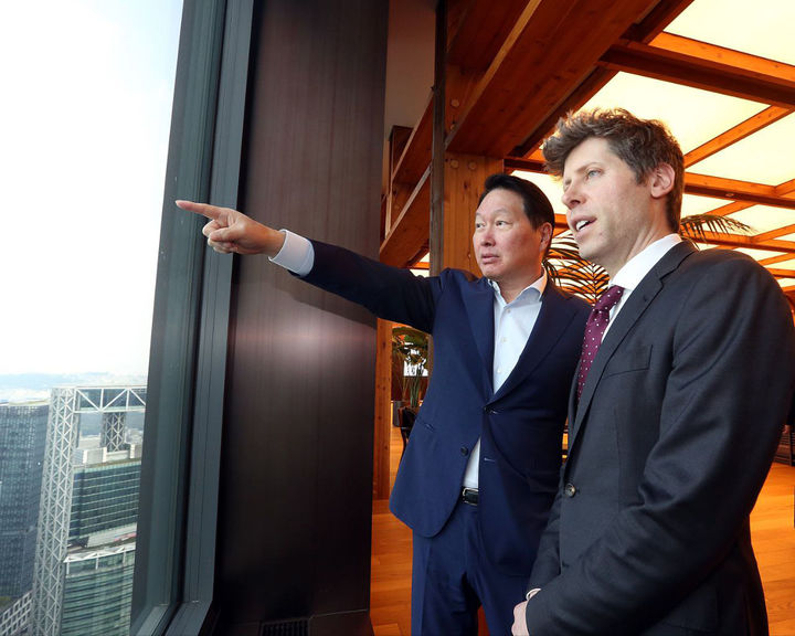 [서울=뉴시스] 최태원(왼쪽) SK그룹 회장과 샘 올트먼(오른쪽) 오픈AI 최고경영자가 1일 서울 종로구 SK서린빌딩에서 대화를 나누고 있다.이날 양사 경영진들은 메모리 공급 의향서(LOI)와 서남권 AI DC 협력에 관한 양해각서(MOU)를 체결했다. (사진=SK그룹 제공) 2025.10.01. photo@newsis.com *재판매 및 DB 금지