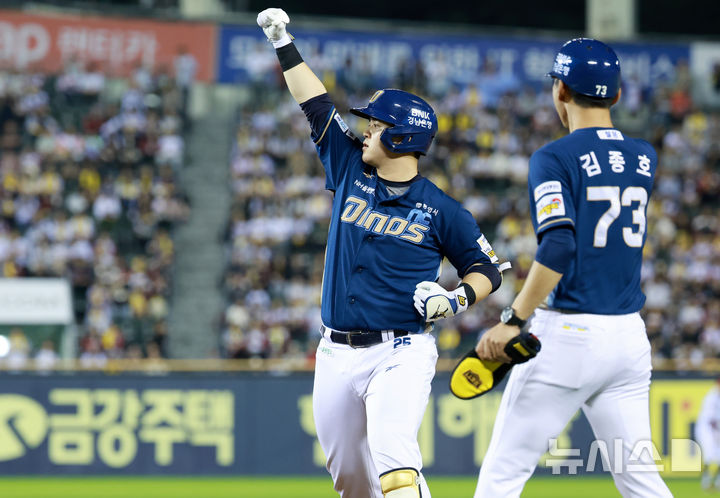 [서울=뉴시스] 이영환 기자 = 1일 오후 서울 송파구 잠실야구장에서 열린 2025 KBO 리그 NC 다이노스와 LG 트윈스의 경기, 4회초 1사 만루에서 NC 김형준이 2타점 안타를 날린 후 기뻐하고 있다. 2025.10.01. 20hwan@newsis.com