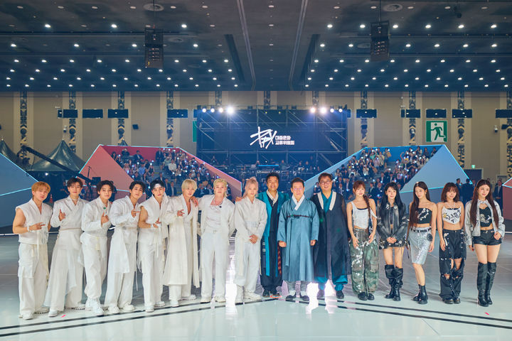 [서울=뉴시스] 이재명 대통령이 1일 경기 고양시 킨텍스에서 열린 대중문화교류위원회 출범식에서 박진영 대중문화교류위원회 공동위원장, 스트레이키즈, 르세라핌과 함께 기념촬영을 하고 있다. (사진=대통령실 제공) 2025.10.01. photo@newsis.com *재판매 및 DB 금지
