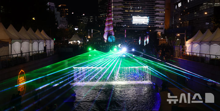 [서울=뉴시스] 박주성 기자 = 1일 오후 서울 청계광장에서 열린 청계천 복원 20주년 행사에서 레이저 아트가 청계천에 펼쳐지고 있다. 2025.10.01. park7691@newsis.com
