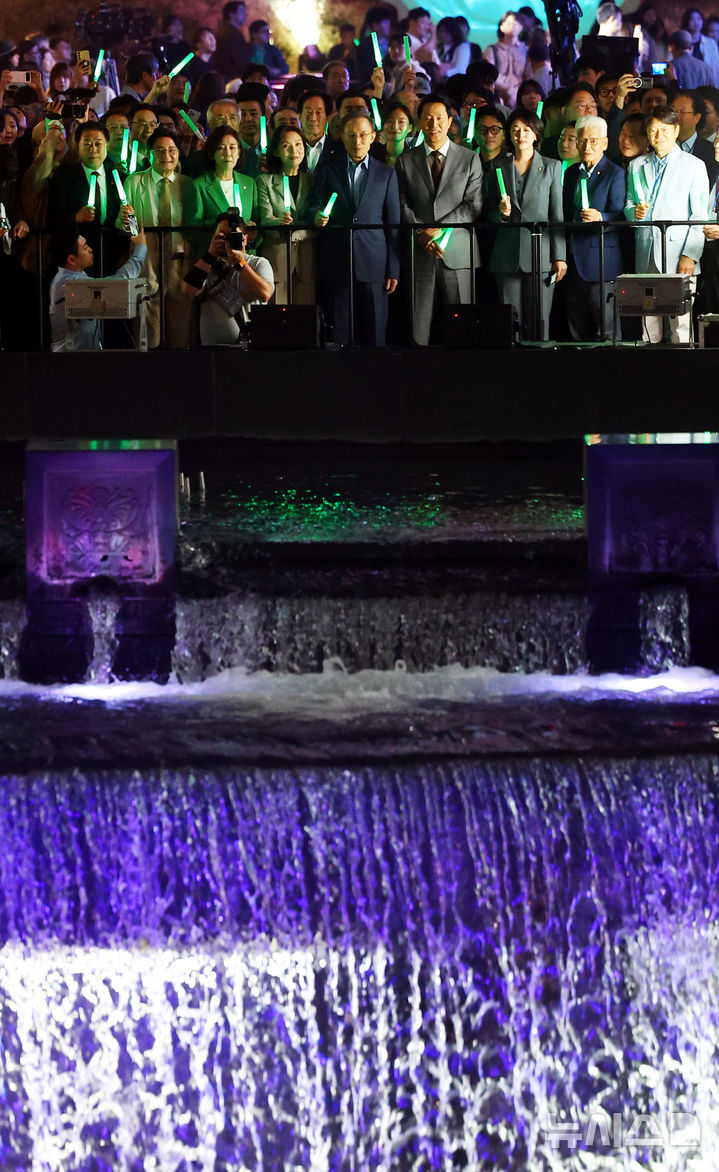 [서울=뉴시스] 박주성 기자 = 1일 오후 서울 청계광장에서 열린 청계천 복원 20주년 행사에서 오세훈 시장과 이명박 전 대통령을 비롯한 내빈들이 청계천을 바라보고 있다. 2025.10.01. park7691@newsis.com