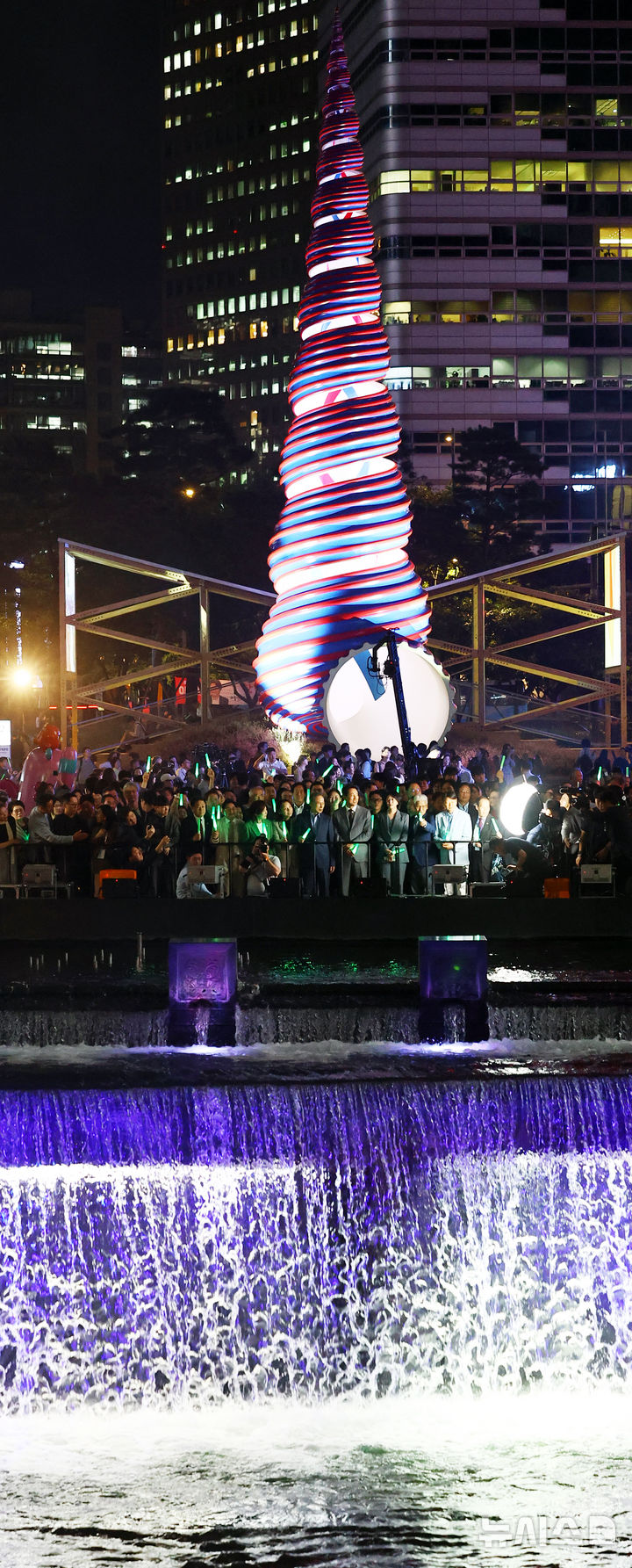 [서울=뉴시스] 박주성 기자 = 1일 오후 서울 청계광장에서 열린 청계천 복원 20주년 행사에서 오세훈 시장과 이명박 전 대통령을 비롯한 내빈들이 청계천을 바라보고 있다. 2025.10.01. park7691@newsis.com