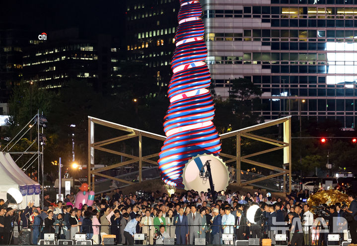 [서울=뉴시스] 박주성 기자 = 1일 오후 서울 청계광장에서 열린 청계천 복원 20주년 행사에서 오세훈 시장과 이명박 전 대통령을 비롯한 내빈들이 청계천을 바라보고 있다. 2025.10.01. park7691@newsis.com
