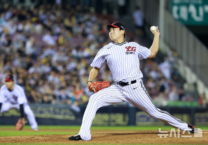 [서울=뉴시스] 이영환 기자 = 1일 오후 서울 송파구 잠실야구장에서 열린 2025 KBO 리그 NC 다이노스와 LG 트윈스의 경기, 5회초 마운드에 오른 LG 손주영이 공을 던지고 있다. 2025.10.01. 20hwan@newsis.com
